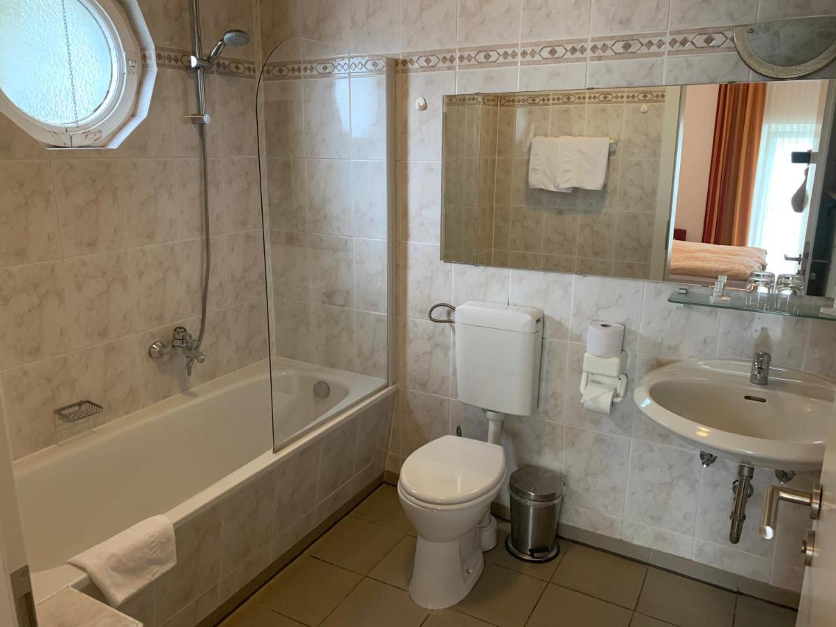 Hotel Restaurant Zur Post Wuppertal Ngoại thất bức ảnh